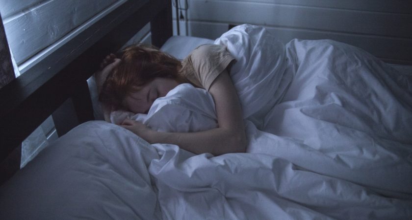 Grzeszki żywieniowe przed snem – jak ich uniknąć?